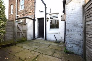 Rear Courtyard Garden pic2- click for photo gallery